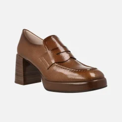 Mocasines Tokio en charol con adorno de antifaz