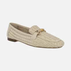 Mocasines trenzados de piel en color beige con adorno