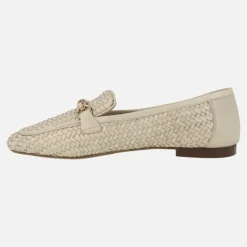 Mocasines trenzados de piel en color beige con adorno