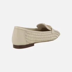 Mocasines trenzados de piel en color beige con adorno