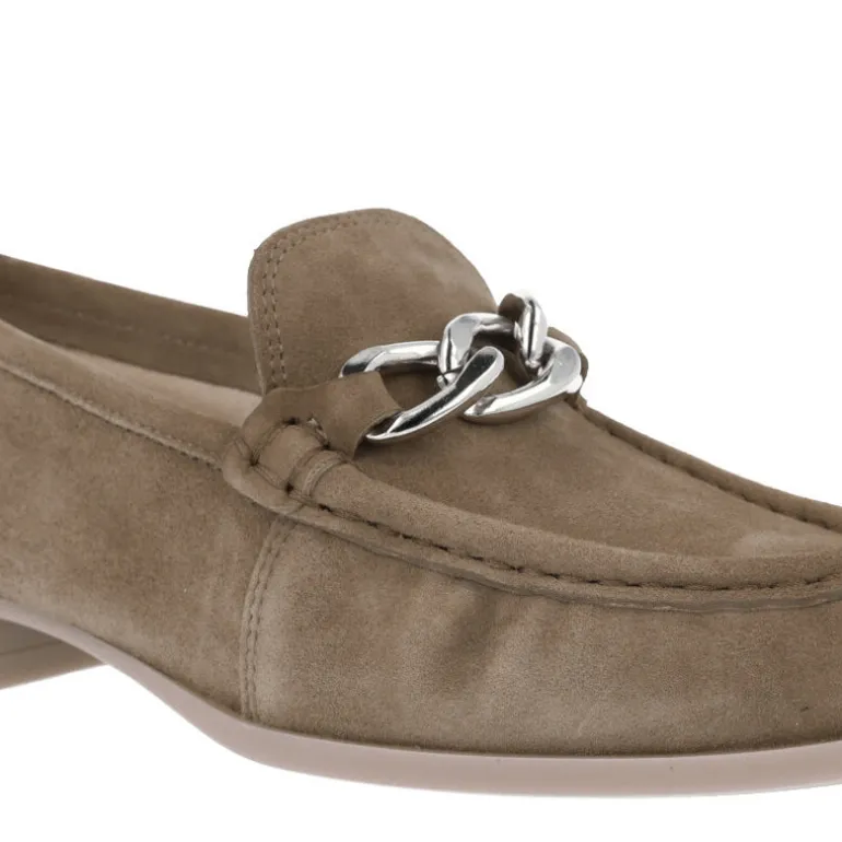 Mocasines Unisa Dafoe en serraje taupe con adorno de cadena