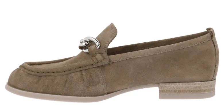 Mocasines Unisa Dafoe en serraje taupe con adorno de cadena