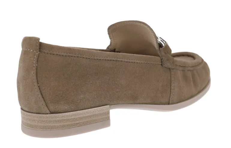 Mocasines Unisa Dafoe en serraje taupe con adorno de cadena