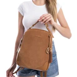 Mochilas de piel serraje color cuero con adorno de borla