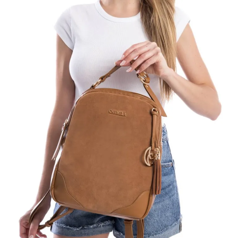 Mochilas de piel serraje color cuero con adorno de borla