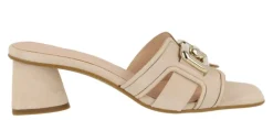 Mules de ante color beige con adorno metálico