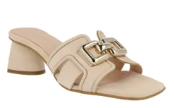 Mules de ante color beige con adorno metálico