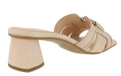 Mules de ante color beige con adorno metálico