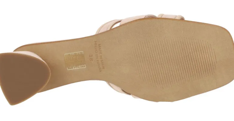 Mules de ante color beige con adorno metálico