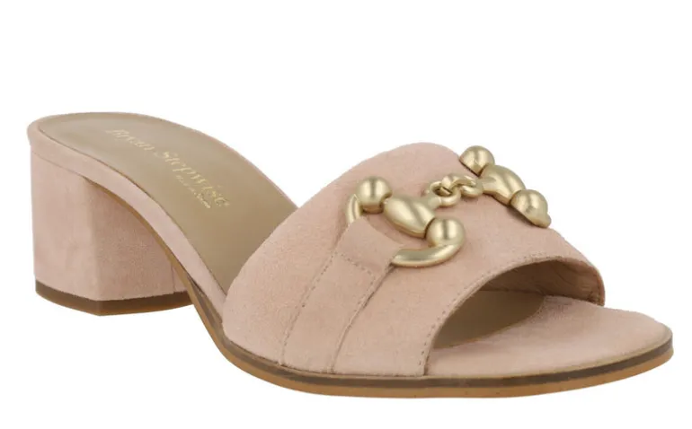 Mules de ante con adorno metálico dorado en la pala