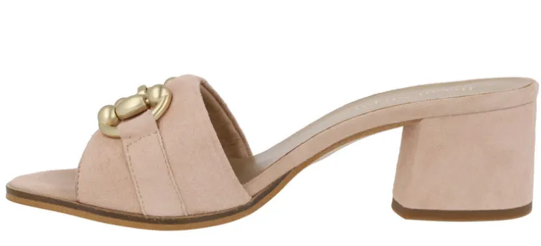 Mules de ante con adorno metálico dorado en la pala