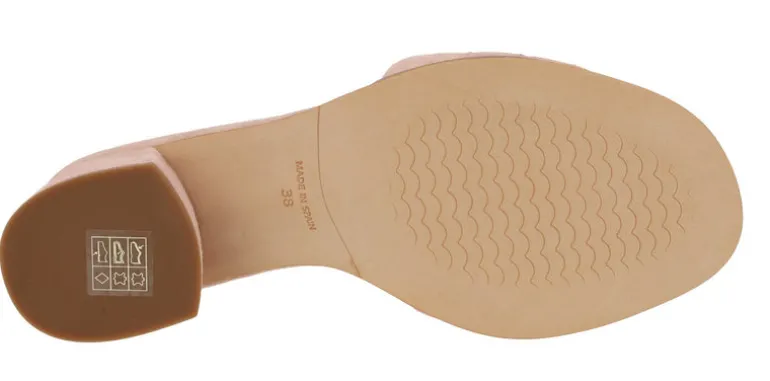 Mules de ante con adorno metálico dorado en la pala
