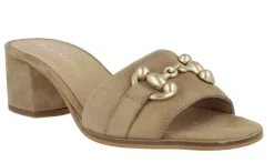 Mules de ante con adorno metálico dorado en la pala