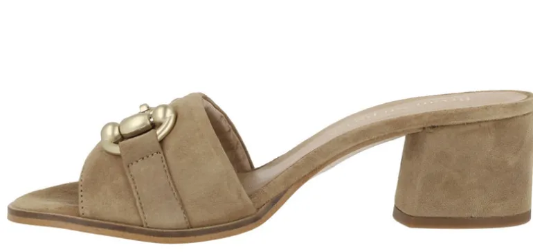 Mules de ante con adorno metálico dorado en la pala