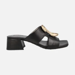 Mules de piel con adorno dorado y tacón ancho