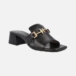 Mules de piel con adorno metálico y tacón ancho