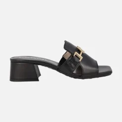 Mules de piel con adorno metálico y tacón ancho