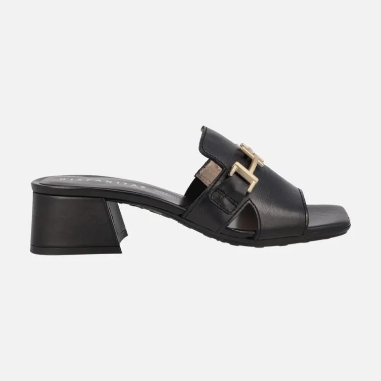 Mules de piel con adorno metálico y tacón ancho