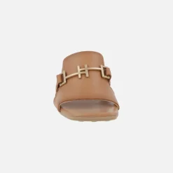 Mules de piel con adorno metálico y tacón ancho