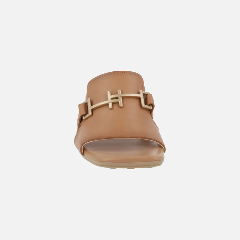 Mules de piel con adorno metálico y tacón ancho
