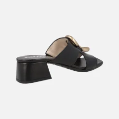 Mules de piel con adorno dorado y tacón ancho