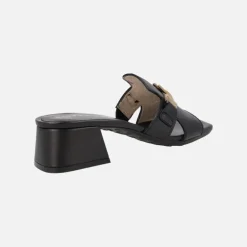 Mules de piel con adorno metálico y tacón ancho