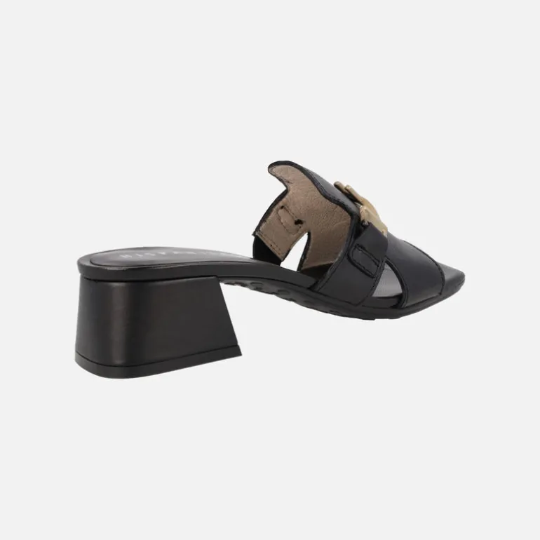 Mules de piel con adorno metálico y tacón ancho