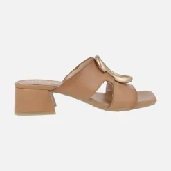 Mules de piel con adorno dorado y tacón ancho