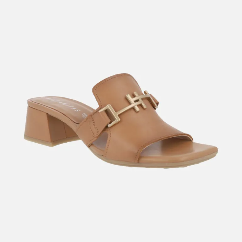 Mules de piel con adorno metálico y tacón ancho