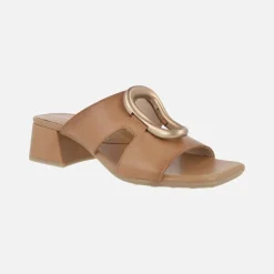 Mules de piel con adorno dorado y tacón ancho