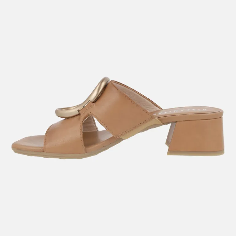 Mules de piel con adorno dorado y tacón ancho