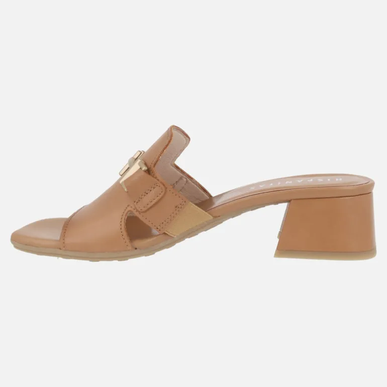 Mules de piel con adorno metálico y tacón ancho