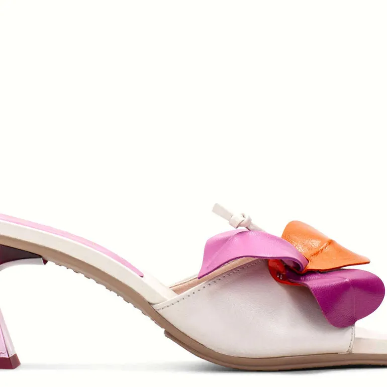 Mules de piel con flor contrastada Hispanitas