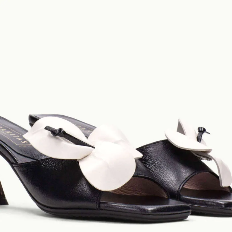 Mules de piel con flor contrastada Hispanitas