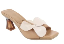 Mules de piel con flor contrastada Hispanitas