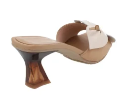 Mules de piel con flor contrastada Hispanitas