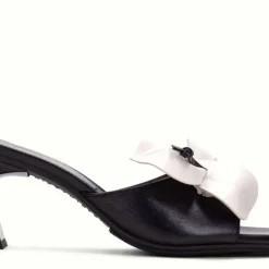 Mules de piel con flor contrastada Hispanitas