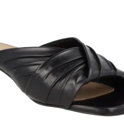 Mules de piel con pala fruncida y tacón bajo