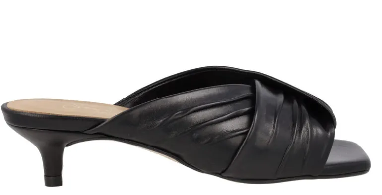 Mules de piel con pala fruncida y tacón bajo