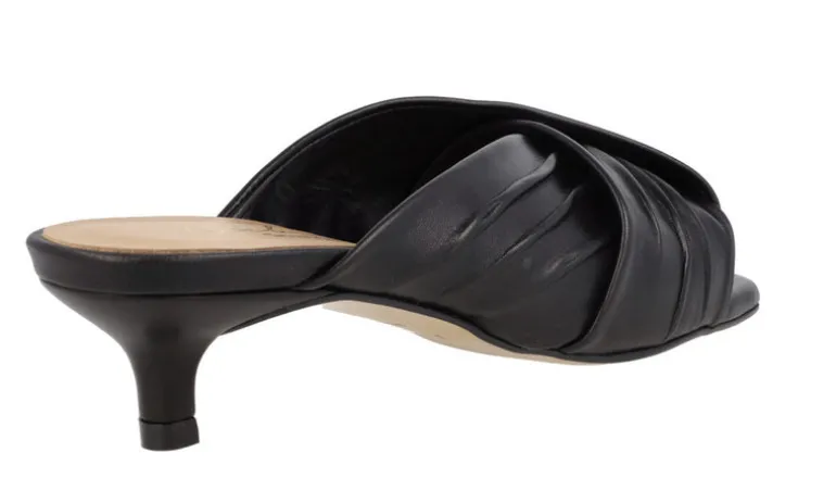 Mules de piel con pala fruncida y tacón bajo