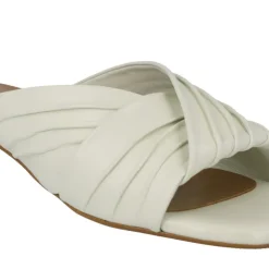 Mules de piel con pala fruncida y tacón bajo