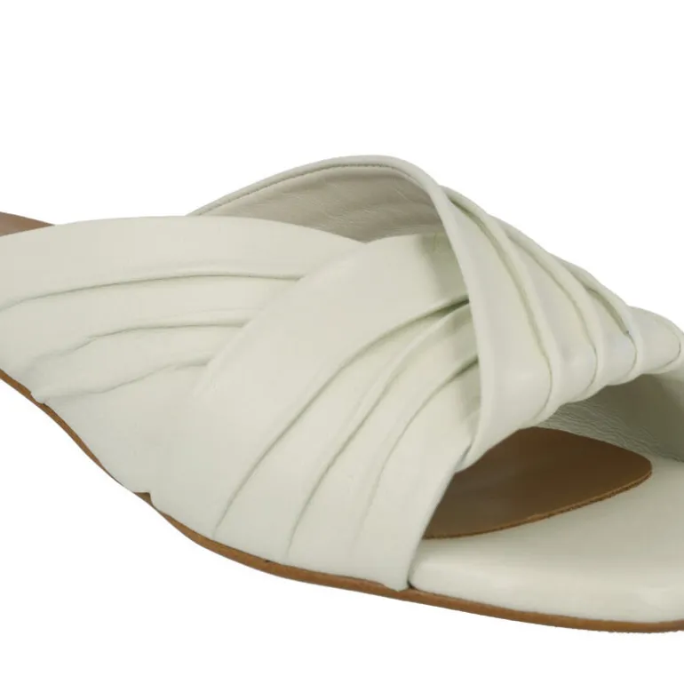 Mules de piel con pala fruncida y tacón bajo