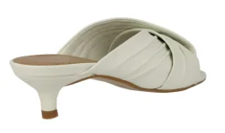 Mules de piel con pala fruncida y tacón bajo
