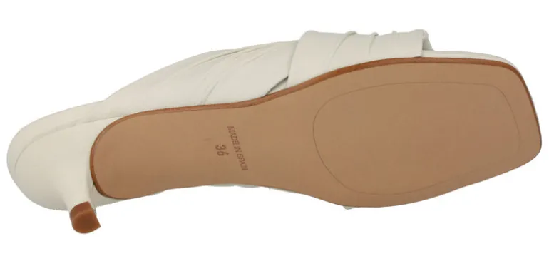 Mules de piel con pala fruncida y tacón bajo
