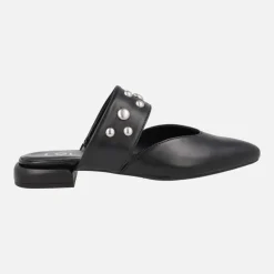 Mules negros de piel con tira ancha al empeine y tachas plateadas Ninfa