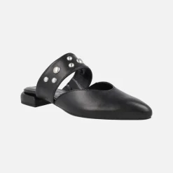 Mules negros de piel con tira ancha al empeine y tachas plateadas Ninfa