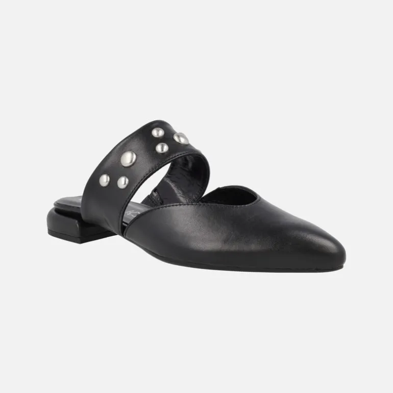 Mules negros de piel con tira ancha al empeine y tachas plateadas Ninfa