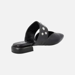 Mules negros de piel con tira ancha al empeine y tachas plateadas Ninfa