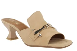 Mules Versalles en ante beige con adorno metálico