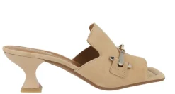 Mules Versalles en ante beige con adorno metálico